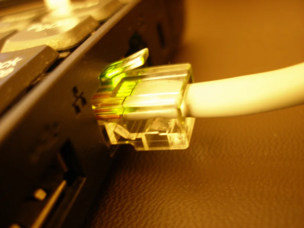 Gros plan d’un connecteur transparent RJ45 et de son câble Ethernet